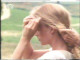 Мишель Пфайффер в нейлоновой сеточке надевает парик для сьемок в фильме Cinderella Liberty