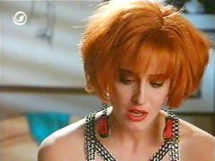 Lori Petty taking off her redhead wig in "Cadillac man" (USA 1990)
