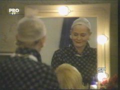 Cybill Shepherd putting on a wig in the tv series "Cybill".