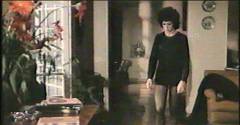 Evelyn Stewart unwigging in Ducio Tessari's thriller "Farfalla con le ali insanguinate" (1971)