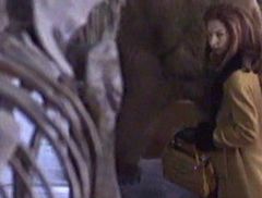 Ashley Judd is wearing long auburn wig and taking off long dark wig in "Eye of the Beholder" (1999)