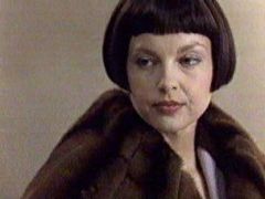 Ashley Judd is taking off short bob wig in "Eye of the Beholder" (1999)